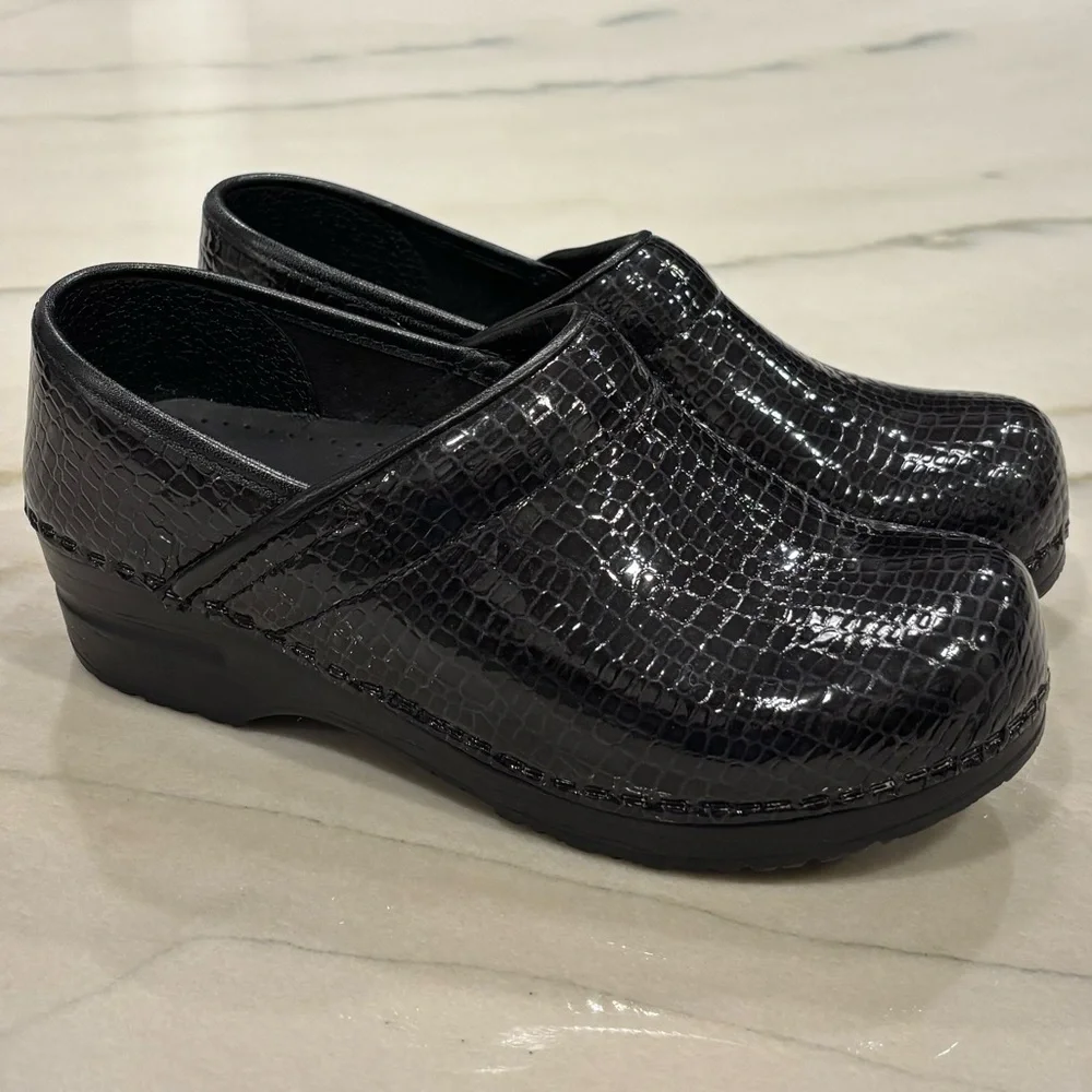 Sanita Clogs Womens Size 37 US 6.5 Black Patent Croc Embossed Professional - Picture 1 of 7